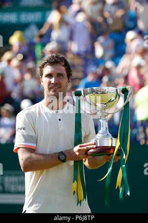 Devonshire Park, Eastbourne, Großbritannien. 30. Juni, 2018. Natur Tal International Tennis; Mischa Zverev (GER) mit seinem Siegertrophäe nach dem Gewinn der Mens Singles final Credit: Aktion plus Sport/Alamy leben Nachrichten Stockfoto