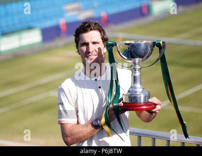 Devonshire Park, Eastbourne, Großbritannien. 30. Juni, 2018. Natur Tal International Tennis; Mischa Zverev (GER) mit seinem Siegertrophäe nach dem Gewinn der Mens Singles final Credit: Aktion plus Sport/Alamy leben Nachrichten Stockfoto