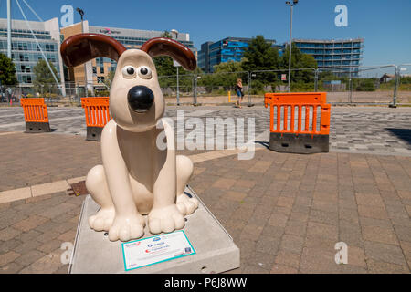 Bristol, UK. 30. Juni 2018 Gromit Skulptur an der Temple Quay. Teil einer Reihe von Wallace und Gromit Skulpturen um Bristol installiert heute, vor der "Gromit Unleashed 2' Weg, der sich am Montag auf den Markt kommen wird. Der Weg der Kunst läuft über Bristol bis September Geld für Bristols Children's Hospital zu erhöhen. Credit: Paul Hennell/Alamy leben Nachrichten Stockfoto