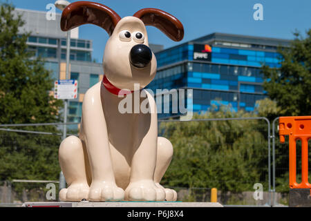 Bristol, UK. 30. Juni 2018 Gromit Skulptur an der Temple Quay. Teil einer Reihe von Wallace und Gromit Skulpturen um Bristol installiert heute, vor der "Gromit Unleashed 2' Weg, der sich am Montag auf den Markt kommen wird. Der Weg der Kunst läuft über Bristol bis September Geld für Bristols Children's Hospital zu erhöhen. Credit: Paul Hennell/Alamy leben Nachrichten Stockfoto