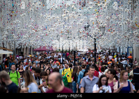 Moskau, Russland. 30. Juni, 2018. Fußball-Weltmeisterschaft. Menschen auf nikolskaya Street, die mit Lichterketten dekoriert ist. Credit: Marius Becker/dpa/Alamy leben Nachrichten Stockfoto