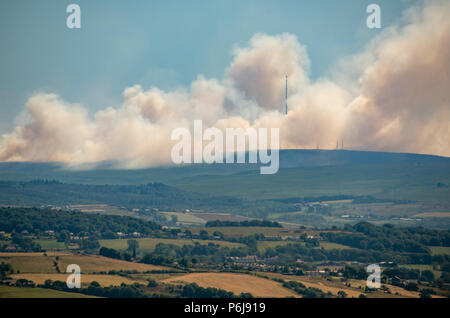 Lancashire, UK, 30. Juni 2018. Moorland Feuer auf Winter Hill, Lancashire erklärte ein Major Incident. Quelle: John Eveson/Alamy leben Nachrichten Stockfoto