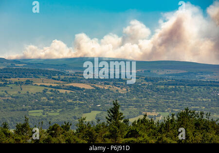 Lancashire, UK, 30. Juni 2018. Moorland Feuer auf Winter Hill, Lancashire erklärte ein Major Incident. Quelle: John Eveson/Alamy leben Nachrichten Stockfoto