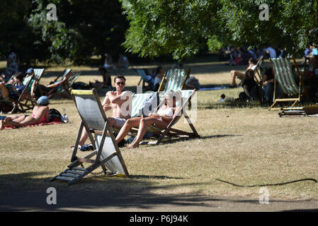 Hyde Park, London, UK. 30. Juni 2018. Die Menschen genießen den Sonnenschein in den Hyde Park. Quelle: Matthew Chattle/Alamy leben Nachrichten Stockfoto