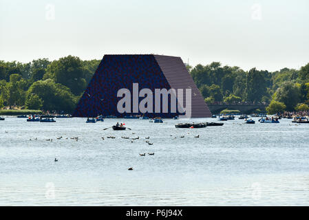 Hyde Park, London, UK. 30. Juni 2018. Die Londoner Mastaba von Christo, eine Schwebende Skulptur aus 7,506 Barrel. Quelle: Matthew Chattle/Alamy leben Nachrichten Stockfoto