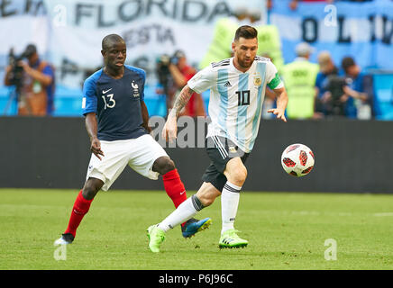 Kasan, Russland, Juni 30, 2018 Lionel Messi, Argentinien 10 konkurrieren um die Kugel, Bekämpfung, Duell, Schneidwerk gegen Ngolo KANTE, FRA 13 Argentinien - FRANKREICH FIFA WM 2018 Russland, am Besten von 16, Saison 2018/2019, 30. Juni 2018 Stadion K a z a n - A r e n a in Kasan, Russland. © Peter Schatz/Alamy leben Nachrichten Stockfoto