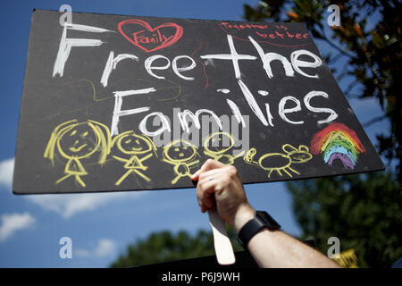 Juni 30, 2018 - Washington, District of Columbia, USA - Demonstranten versammeln sich in Lafayette Park, gegenüber vom Weißen Haus, für die Familien gehören zu versammeln. (Bild: © Michael Candelori über ZUMA Draht) Stockfoto