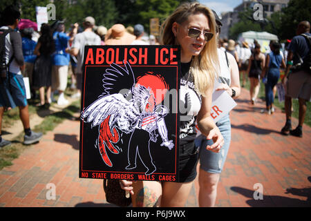 Juni 30, 2018 - Washington, District of Columbia, USA - Demonstranten versammeln sich in Lafayette Park, gegenüber vom Weißen Haus, für die Familien gehören zu versammeln. (Bild: © Michael Candelori über ZUMA Draht) Stockfoto