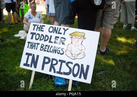 Washington, District of Columbia, USA - Washington, District of Columbia, USA. 30. Juni, 2018. Demonstranten versammeln sich in Lafayette Park, gegenüber vom Weißen Haus, für die Familien gehören zu versammeln. Quelle: Michael Candelori/ZUMA Draht/Alamy leben Nachrichten Stockfoto