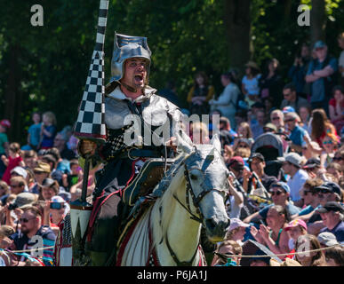 Justing and Medieval Fair im Linlithgow Palace, Linlithgow, Schottland, Großbritannien, 30th. Juni 2018. Historisches Umfeld Schottland beginnt ihr Sommerprogramm mit einer fabelhaften Darstellung mittelalterlicher Jaustings auf dem Gelände des historischen Schlosses. Das Jousting wird von Les Amis D'Onno Equine Stunt Team durchgeführt. Ein Ritter, der auf einem Pferd mit einer Lanze reitet Stockfoto