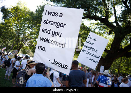 Washington, District of Columbia, USA - Washington, District of Columbia, USA. 30. Juni, 2018. Demonstranten versammeln sich in Lafayette Park, gegenüber vom Weißen Haus, für die Familien gehören zu versammeln. Quelle: Michael Candelori/ZUMA Draht/Alamy leben Nachrichten Stockfoto