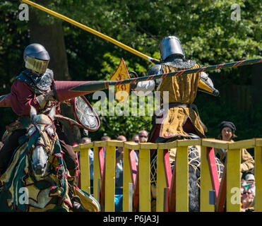 Justing and Medieval Fair im Linlithgow Palace, Linlithgow, Schottland, Großbritannien, 30th. Juni 2018. Historisches Umfeld Schottland startet ihr Sommerprogramm mit einer fabelhaften Darstellung des mittelalterlichen Jaustings auf dem Gelände des historischen Schlosses das Jausting wird von Les Amis D'Onno Equine Stunt-Team durchgeführt. Ritter joust mit Lanzen Stockfoto