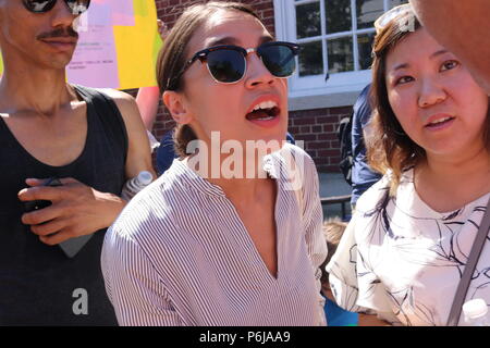 New York, NY, USA. 30. Jun, 2018. Alexandria Ocasio-Cortez, demokratische Primär Sieger, besiegte mächtigen US-Kongressabgeordnete Joe Crowley (D-NY) in der New York demokratischen Primär am 26 th. Juni, 2018 war ein Publikumsliebling bei der # FamiliesBelongTogether Rally und März bis Ende Trennung der Familie NYC Rally und März in einer von mehreren ähnlichen#FamiliesBelongTogether Protest events Die in den USA an diesem Wochenende, 30. Juni, 2018. Dieses in Queens, New York, März und Rallye, fand in den ethnisch gemischten Nachbarschaft der Stadt in Jackson Heights und zog Hunderte von gesund Stockfoto
