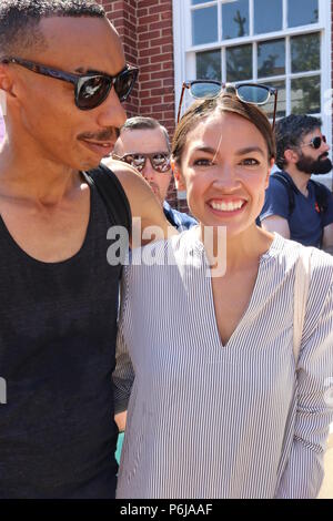 New York, NY, USA. 30. Jun, 2018. Alexandria Ocasio-Cortez, demokratische Primär Sieger, besiegte mächtigen US-Kongressabgeordnete Joe Crowley (D-NY) in der New York demokratischen Primär am 26 th. Juni, 2018 war ein Publikumsliebling bei der # FamiliesBelongTogether Rally und März bis Ende Trennung der Familie NYC Rally und März in einer von mehreren ähnlichen#FamiliesBelongTogether Protest events Die in den USA an diesem Wochenende, 30. Juni, 2018. Dieses in Queens, New York, März und Rallye, fand in den ethnisch gemischten Nachbarschaft der Stadt in Jackson Heights und zog Hunderte von gesund Stockfoto