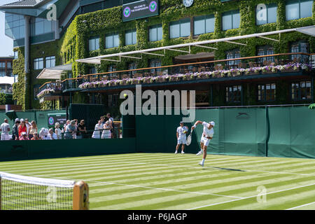 London, UK, 30. Juni 2018. Die Wimbledon Tennis Championships 2018 auf der All England Lawn Tennis und Croquet Club, London, England, UK statt. Praxis Samstag. Novak Djokovic Praktiken mit David Goffin auf Nr. 7. Pictutred: - Novak Djokovic Stockfoto