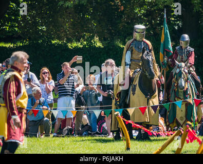 Justing at Linlithgow Palace, Linlithgow, Schottland, Großbritannien, 30th. Juni 2018. Historisches Umfeld Schottland beginnt ein Sommerprogramm mit einer fabelhaften Darstellung mittelalterlicher Jaustings auf dem Peel-Gelände des historischen Schlosses. Das Jousting wird von erfahrenen Reitern des Les Amis D'Onno Pferdestunt-Teams mit Rittern auf Pferden durchgeführt Stockfoto