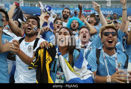 Sochi, Russland. 30. Juni, 2018. Fans von Uruguay jubeln vor der 2018 FIFA World Cup Runde 16 Match zwischen Uruguay und Portugal in Sotschi, Russland, 30. Juni 2018. Credit: Fei Maohua/Xinhua/Alamy leben Nachrichten Stockfoto