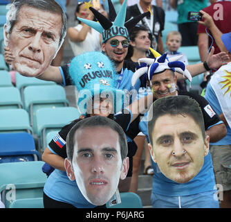 Sochi, Russland. 30. Juni, 2018. Fans von Uruguay jubeln vor der 2018 FIFA World Cup Runde 16 Match zwischen Uruguay und Portugal in Sotschi, Russland, 30. Juni 2018. Credit: Fei Maohua/Xinhua/Alamy leben Nachrichten Stockfoto