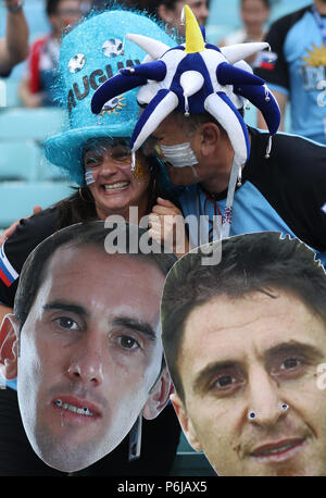 Sochi, Russland. 30. Juni, 2018. Fans von Uruguay sind vor der 2018 FIFA World Cup Runde 16 Match zwischen Uruguay und Portugal in Sotschi, Russland, Juni 30, 2018 gesehen. Credit: Fei Maohua/Xinhua/Alamy leben Nachrichten Stockfoto