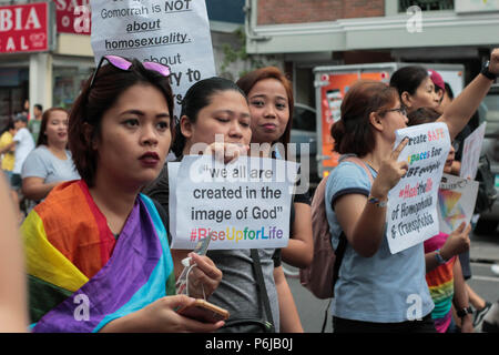 Manila, Philippinen. 30. Juni, 2018. Die Demonstranten zeigen ihre Nachrichten auf Poster während der Parade. Tausenden um die marikina Sports Center, Manila, Philippinen für die Grand Pride und Festival 2018 gesammelt. Die Metro Manila Stolz zielt darauf ab, einen sicheren, informiert, intersektionale, Bildungs- und Stärkung der Räume für die gay Filipinos zur Verfügung zu stellen. Quelle: Patrick Torres/SOPA Images/ZUMA Draht/Alamy leben Nachrichten Stockfoto