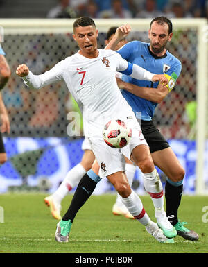 Sochi, Russland. 30. Juni, 2018. Cristiano Ronaldo (vorne) von Portugal Mias mit Diego Godin von Uruguay während der 2018 FIFA World Cup Runde 16 Match zwischen Uruguay und Portugal in Sotschi, Russland, am 30. Juni 2018. Credit: Liu Dawei/Xinhua/Alamy leben Nachrichten Stockfoto