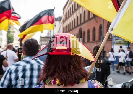 München, Bayern, Deutschland. 30. Juni, 2018. Pegida Dresden, einer der beiden Fraktionen Pegida für München kämpfen, auf die Straße gingen, am Samstag Nachmittag für Bundeskanzlerin Merkel zu nennen. Die Gesänge von ''MErkel muss weg'' translate ''MErkel must go''. Zahlreiche rechtsextreme und Neonazis waren anwesend und die Gruppe wurde von dem renommierten islamophobe Michael Stuerzenberger (StÃ¼rzenberger) Credit: Sachelle Babbar/ZUMA Draht/Alamy Leben Nachrichten-LED Stockfoto