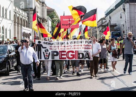 München, Bayern, Deutschland. 30. Juni, 2018. Pegida Dresden, einer der beiden Fraktionen Pegida für München kämpfen, auf die Straße gingen, am Samstag Nachmittag für Bundeskanzlerin Merkel zu nennen. Die Gesänge von ''MErkel muss weg'' translate ''MErkel must go''. Zahlreiche rechtsextreme und Neonazis waren anwesend und die Gruppe wurde von dem renommierten islamophobe Michael Stuerzenberger (StÃ¼rzenberger) Credit: Sachelle Babbar/ZUMA Draht/Alamy Leben Nachrichten-LED Stockfoto