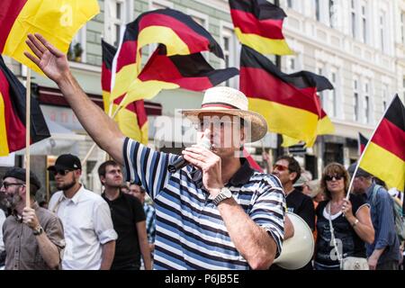 München, Bayern, Deutschland. 30. Juni, 2018. Michael Sturzenberger (StÃ¼rzenberger). Pegida Dresden, einer der beiden Fraktionen Pegida für München kämpfen, auf die Straße gingen, am Samstag Nachmittag für Bundeskanzlerin Merkel zu nennen. Die Gesänge von ''MErkel muss weg'' translate ''MErkel must go''. Zahlreiche rechtsextreme und Neonazis waren anwesend und die Gruppe wurde von dem renommierten islamophobe Michael Stuerzenberger (StÃ¼rzenberger) Credit: Sachelle Babbar/ZUMA Draht/Alamy Leben Nachrichten-LED Stockfoto