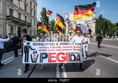 München, Bayern, Deutschland. 30. Juni, 2018. Pegida Dresden, einer der beiden Fraktionen Pegida für München kämpfen, auf die Straße gingen, am Samstag Nachmittag für Bundeskanzlerin Merkel zu nennen. Die Gesänge von ''MErkel muss weg'' translate ''MErkel must go''. Zahlreiche rechtsextreme und Neonazis waren anwesend und die Gruppe wurde von dem renommierten islamophobe Michael Stuerzenberger (StÃ¼rzenberger) Credit: Sachelle Babbar/ZUMA Draht/Alamy Leben Nachrichten-LED Stockfoto