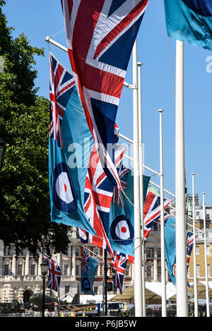 Horse Guards Parade, London, UK. Zur Feier des 100. Jahrestages der Errichtung der Royal Air Force eine Anzahl von Flugzeugen auf Tour sind in Großbritannien für die Anzeige an verschiedenen Standorten. So haben Sie demontiert und wieder aufgebaut werden, und die Build ist in Bearbeitung für Ihren nächsten Anschlag auf Horse Guards Parade, London, für die Veranstaltung zur Eröffnung am 6. Juli. Stockfoto