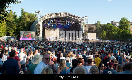 Glasgow, Schottland, Großbritannien. 30. Juni, 2018. Nile Rodgers und Chic im Konzert im Fiesta x Falten Festival. Credit: Stuart Westwood/Alamy leben Nachrichten Stockfoto