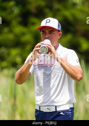 Potomac, MD, USA. 30. Juni, 2018. Rickie Fowler greift sich einen Drink während der dritten Runde der Quicken Loans Nationalen an TPC Potomac in Potomac, MD. Justin Cooper/CSM/Alamy leben Nachrichten Stockfoto