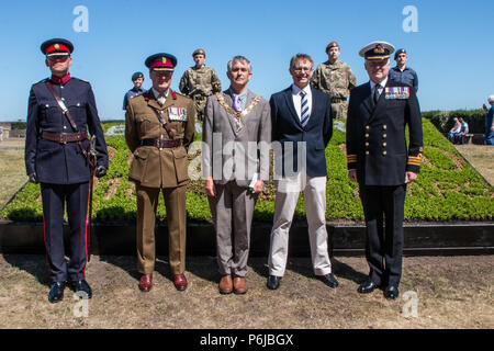 Morecambe Lancashire, Vereinigtes Königreich 30. Juni 2018 Foto Aufruf der Offiziere von der Königlichen Marine und Armee mit dem stellvertretenden Lt von Lancashire David Morris und Führer von Morecambe Stadtrat mit Kadetten aus Army Cadet Kraft und Luft Training Corps Stockfoto