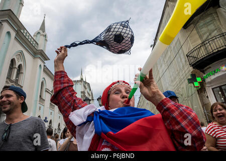 Moskau, Russland. 30. Juni, 2018. Die russischen Babuschkas Jubel für russische Fußballmannschaft auf nikolskaya Street im Zentrum von Moskau während der Fußball-WM 2018 in Russland Quelle: Nikolay Winokurow/Alamy leben Nachrichten Stockfoto