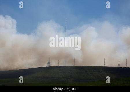 Winter Hill, Bolton, Großbritannien. 30 Jun, 2018. Rauch umhüllt die Sendemasten auf Winter Hill. Quelle: Michael Rawsterne/Alamy leben Nachrichten Stockfoto