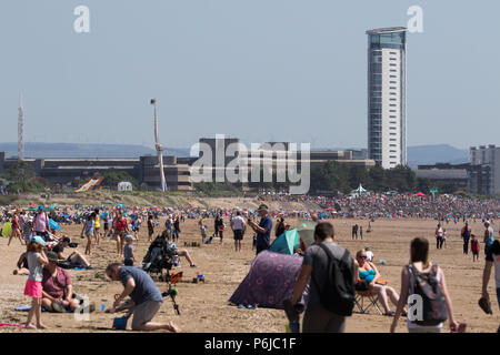 Wales National Airshow, Swansea, South Wales, UK. 30. Juni 2018. UK Wetter: Das heiße Wetter bringt Tausende von Menschen zu den jährlichen Tag 2 der Veranstaltung, mit Boden und in der Luft zeigt. Die diesjährige Veranstaltung ist zu erwarten Rekordzahlen. Beginn der Veranstaltung heute fällt mit bewaffneten Kräfte Tag. Credit: Andrew Bartlett/Alamy leben Nachrichten Stockfoto