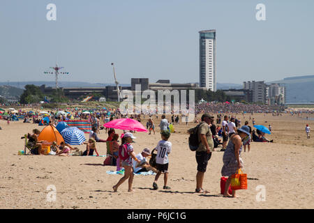 Wales National Airshow, Swansea, South Wales, UK. 30. Juni 2018. UK Wetter: Das heiße Wetter bringt Tausende von Menschen zu den jährlichen Tag 2 der Veranstaltung, mit Boden und in der Luft zeigt. Die diesjährige Veranstaltung ist zu erwarten Rekordzahlen. Beginn der Veranstaltung heute fällt mit bewaffneten Kräfte Tag. Credit: Andrew Bartlett/Alamy leben Nachrichten Stockfoto