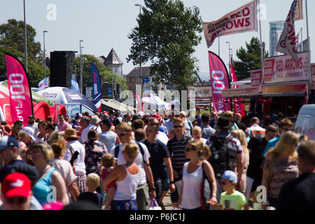 Wales National Airshow, Swansea, South Wales, UK. 30. Juni 2018. UK Wetter: Das heiße Wetter bringt Tausende von Menschen zu den jährlichen Tag 2 der Veranstaltung, mit Boden und in der Luft zeigt. Die diesjährige Veranstaltung ist zu erwarten Rekordzahlen. Beginn der Veranstaltung heute fällt mit bewaffneten Kräfte Tag. Credit: Andrew Bartlett/Alamy leben Nachrichten Stockfoto