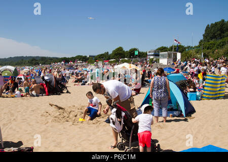 Wales National Airshow, Swansea, South Wales, UK. 30. Juni 2018. UK Wetter: Das heiße Wetter bringt Tausende von Menschen zu den jährlichen Tag 2 der Veranstaltung, mit Boden und in der Luft zeigt. Die diesjährige Veranstaltung ist zu erwarten Rekordzahlen. Beginn der Veranstaltung heute fällt mit bewaffneten Kräfte Tag. Credit: Andrew Bartlett/Alamy leben Nachrichten Stockfoto