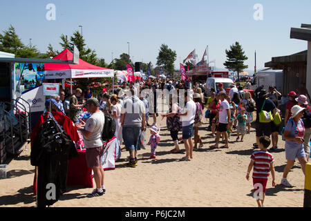 Wales National Airshow, Swansea, South Wales, UK. 30. Juni 2018. UK Wetter: Das heiße Wetter bringt Tausende von Menschen zu den jährlichen Tag 2 der Veranstaltung, mit Boden und in der Luft zeigt. Die diesjährige Veranstaltung ist zu erwarten Rekordzahlen. Beginn der Veranstaltung heute fällt mit bewaffneten Kräfte Tag. Credit: Andrew Bartlett/Alamy leben Nachrichten Stockfoto