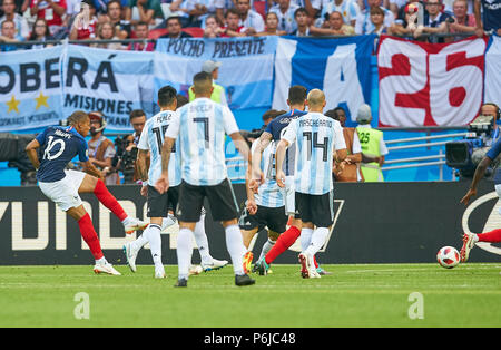 Kasan, Russland. 30 Jun, 2018. Argentinien - Frankreich, Fußball, Kasan, 30. Juni 2018 Kylian MBAPPE, FRA 10 schießen Ziel für 2-3 ARGENTINIEN - FRANKREICH FIFA WM Russland 2018, am Besten von 16, Saison 2018/2019, 30. Juni 2018 Stadion K a z a n - A r e n a in Kasan, Russland. © Peter Schatz/Alamy leben Nachrichten Stockfoto