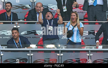 Kasan, Russland. 30 Jun, 2018. Argentinien - Frankreich, Fußball, Kazan, Juni 30, 2018 Diego MARADONNA, ARG, ehemaliger Spieler, feiert Ziel mit 2-1 neben Ronaldo ARGENTINIEN - FRANKREICH FIFA WM 2018 Russland, am Besten von 16, Saison 2018/2019, 30. Juni 2018 Stadion K a z a n - A r e n a in Kasan, Russland. © Peter Schatz/Alamy leben Nachrichten Stockfoto