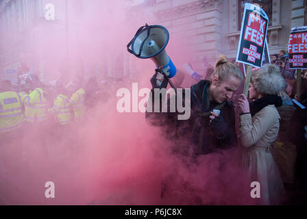 Protest der Studenten über die Erhöhung der Gebühren endete in Gewalt und Polizei kettling in Whitehall London 24.11.10 Stockfoto