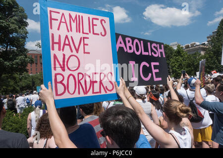 Washington, DC, USA. 30. Juni, 2018. Einige zehntausend Teilnehmer in den Familien gehören zusammen an der Sammlung im Lafayette Park vor dem Weißen Haus, protestiert der Trumpf administration Verunglimpfung von Einwanderern und "Null Toleranz"-Politik der automatisch die Kriminalisierung der Immigranten ohne Papiere, einschließlich derjenigen, die Asyl suchen, das aufgenommen hat, Entfernen von Kindern, die von ihren Eltern an der Mexikanischen Grenze. Eine im März an das Justizministerium folgte der Rallye. Credit: Bob Korn/Alamy leben Nachrichten Stockfoto