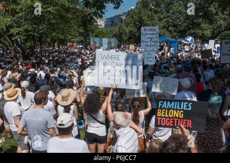 Washington, DC, USA. 30. Juni, 2018. Einige zehntausend Teilnehmer in den Familien gehören zusammen an der Sammlung im Lafayette Park vor dem Weißen Haus, protestiert der Trumpf administration Verunglimpfung von Einwanderern und "Null Toleranz"-Politik der automatisch die Kriminalisierung der Immigranten ohne Papiere, einschließlich derjenigen, die Asyl suchen, das aufgenommen hat, Entfernen von Kindern, die von ihren Eltern an der Mexikanischen Grenze. Eine im März an das Justizministerium folgte der Rallye. Credit: Bob Korn/Alamy leben Nachrichten Stockfoto