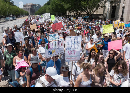 Washington, DC, USA. 30. Juni, 2018. Einige zehntausend Teilnehmer in den Familien gehören zusammen Protest marschieren an das Justizministerium von Rallye in Lafayette Park vor dem Weißen Haus, protestiert der Trumpf administration Verunglimpfung von Einwanderern und "Null Toleranz"-Politik der automatisch die Kriminalisierung der Immigranten ohne Papiere, einschließlich derjenigen, die Asyl suchen, das aufgenommen hat, Entfernen von Kindern, die von ihren Eltern an der Mexikanischen Grenze. Credit: Bob Korn/Alamy leben Nachrichten Stockfoto