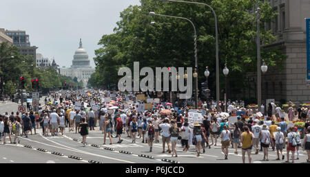 Washington, DC, USA. 30. Juni, 2018. Einige zehntausend Teilnehmer in den Familien gehören zusammen Protest marschieren an das Justizministerium von Rallye in Lafayette Park vor dem Weißen Haus, protestiert der Trumpf administration Verunglimpfung von Einwanderern und "Null Toleranz"-Politik der automatisch die Kriminalisierung der Immigranten ohne Papiere, einschließlich derjenigen, die Asyl suchen, das aufgenommen hat, Entfernen von Kindern, die von ihren Eltern an der Mexikanischen Grenze. Credit: Bob Korn/Alamy leben Nachrichten Stockfoto