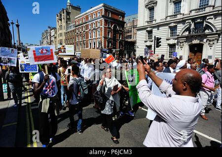 London, Großbritannien. 30. Juni 2018 Demonstration gegen die Regierung des Sudan erfolgt entlang Whitehall, Downing Street, London, UK Stockfoto