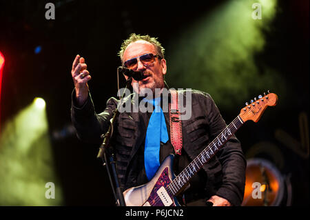 Glynde, East Sussex, 30. Juni 2018. Liebe Supreme Jazz Festival. Elvis Costello & Die Imposters Schlagzeile auf der Hauptbühne am Samstag Nacht der Liebe Supreme. Credit: Francesca Moore/Alamy leben Nachrichten Stockfoto