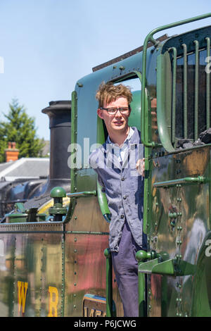 Kidderminster, Großbritannien. Juni 2018. Eine Zeitreise beginnt auf der Severn Valley Railway, während wir die Uhr zurück in die vierziger Jahre drehen. Besucher und Mitarbeiter ziehen alle Haltestellen aus, um eine realistische Kriegszeit zu gewährleisten, die Großbritannien auf dieser historischen Eisenbahnlinie erlebt. Ein Dampflokführer ist hier, in der Nähe, im Lokschuppen stehend zu sehen, der auf das Abfahrsignal wartet. Credit: Lee Hudson/Alamy Live News Stockfoto